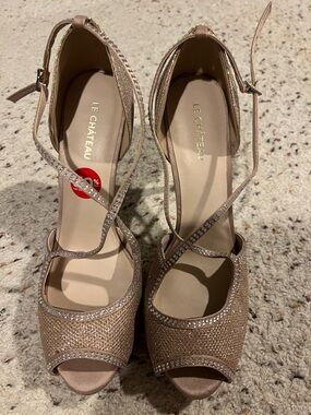 le chateau Glitter T-Strap Peep-Toe Heels in Rose Gold